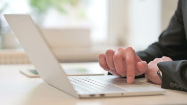 Крупним планом руки бізнесмена середнього віку за допомогою ноутбука — стокове відео