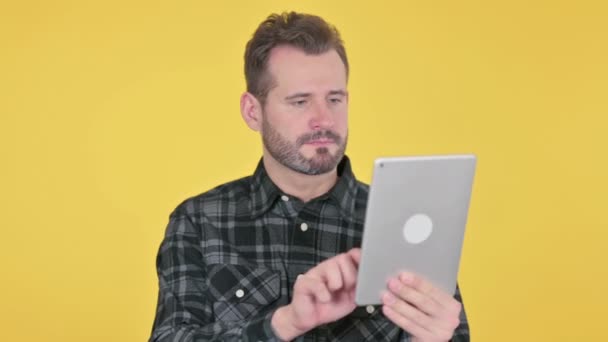 Портрет привлекательного мужчины средних лет с помощью планшета в офисе — стоковое видео