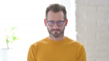 Sallanan Adam 'ın Portresi Evet İşareti, Onaylama