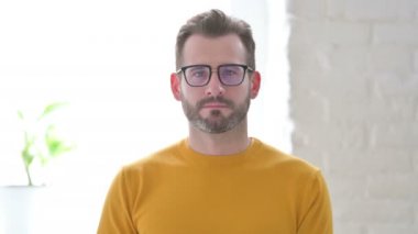 Zafer İşaretini Parmak ile Gösteren İnsanın Portresi