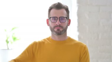 Baş Parmakların Aşağı Hareketini Gösteren Adam Portresi