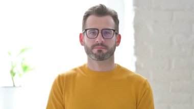 Baş Parmakların İşaretini Gösteren Adam Portresi 