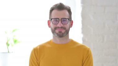 Çekici Adam 'ın Portresi Kameraya Gülümsüyor 