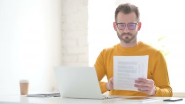 Bilgisayarlı Adam Ofiste Belgeleri Okunuyor 