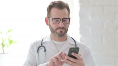 Akıllı Telefon Kullanan Doktorun Portresi