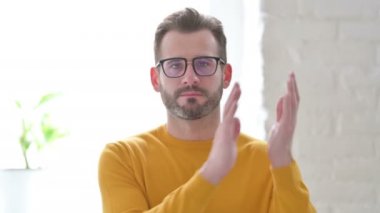 Mutlu Adam 'ın Alkışlayan, Alkışlayan Portresi 