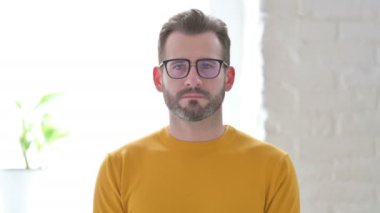 Ciddi Adam Portresi Kameraya Bakıyor 