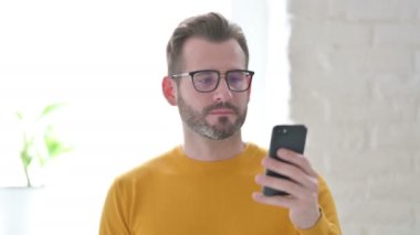 Akıllı Telefon Kullanan İnsanın Portresi