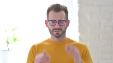 Baş ağrısı olan adamın portresi