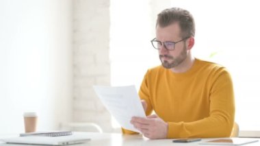 Ofiste Otururken Belgeleri Okuyan Adam