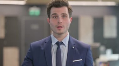 İşadamının Portresi Parmak ile Tamam İmza Gösteriyor