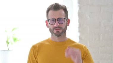 Boynu Ağrıyan Adam Portresi 