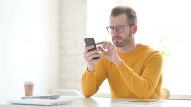 Üzgün Adam Akıllı Telefon 'da Kayıp' a Tepki Veriyor 