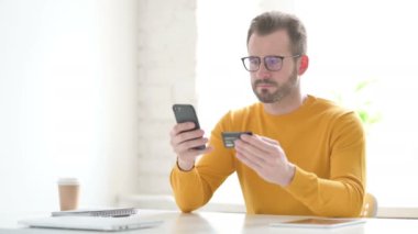 Smartphone 'da Başarılı Çevrimiçi Ödeme Yapan Adam 