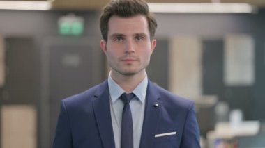 Ciddi İş Adamlarının Portresi Kameraya Bakıyor 