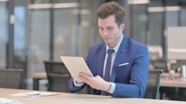 Ofisteki Tablette Başarıyı Kutlayan İşadamı 