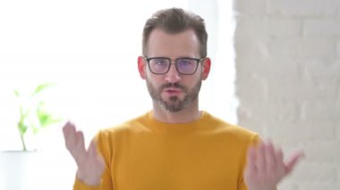 Çevrimiçi Video Konuşan Adam Portresi