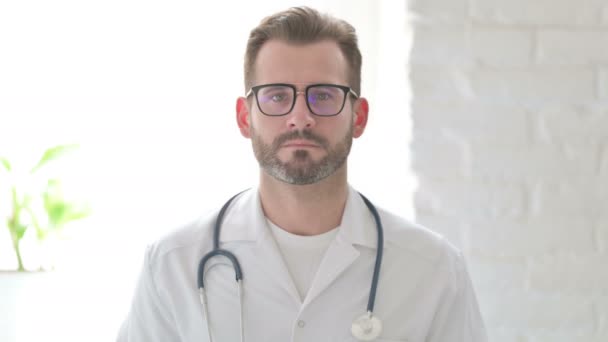 Портрет серйозного лікаря, який дивиться на камеру — стокове відео