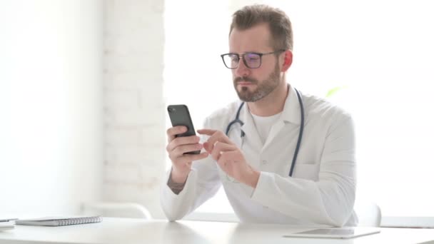 Attractive Doctor using Smartphone in Office — Video Stock