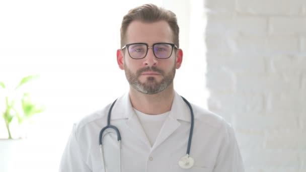 Portret van dokter toont geen teken door vinger, ontkenning — Stockvideo