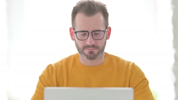 Portrait of Man with Laptop Looking in Camera — Vídeo de Stock