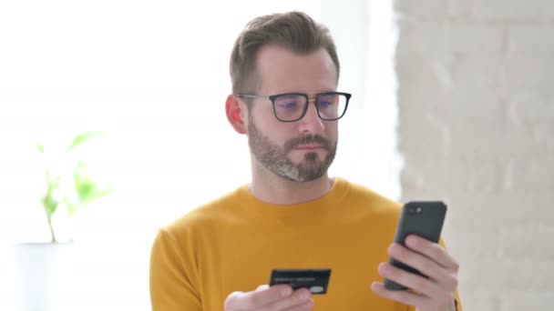 Retrato de Homem fazendo Pagamento Online em Smartphone, — Vídeo de Stock