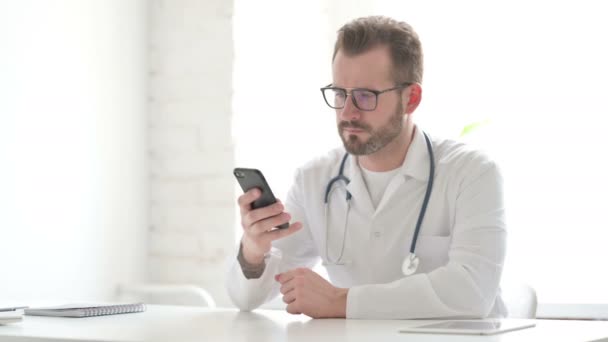 Doctor Talking on Phone in Office — Video Stock