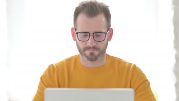 Portrait of Man with Laptop Showing Thumbs Up — Wideo stockowe