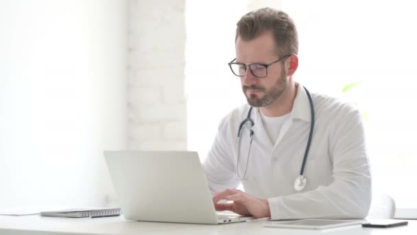 Doctor Shaking Head as No Sign while using Laptop in Office — Vídeo de Stock