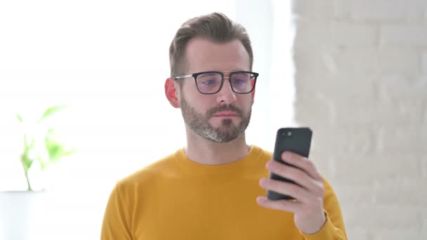 Retrato de Homem usando Smartphone — Vídeo de Stock