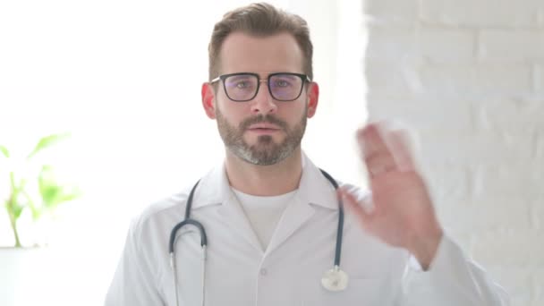 Portræt af læge taler på online videoopkald – Stock-video