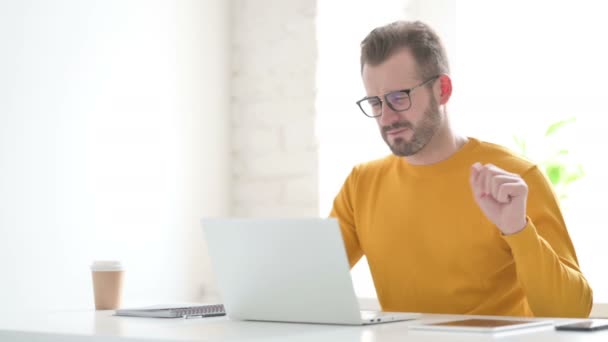 Man met polspijn tijdens het gebruik van Laptop in Office — Stockvideo