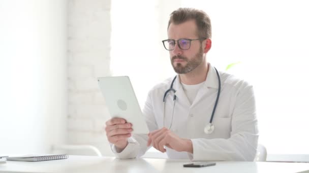 Medico fare videochiamata sul tablet in ufficio — Video Stock