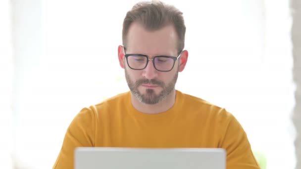 Retrato do homem comemorando o sucesso no laptop — Vídeo de Stock