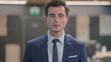 Uykucu İşadamı Esneme Portresi