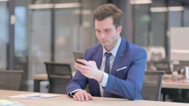 Smartphone 'da Kayıplara Tepki Veren Üzgün İşadamı 