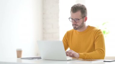 Adam dizüstü bilgisayar kullanırken Kayıp 'a Tepki Veriyor 