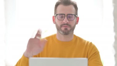 Videoda Konuşan Adamın Portresi Bilgisayarda Çağrı