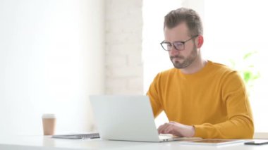Videodaki Adam Ofisteki Laptop 'ta Konuşuyor