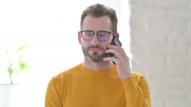 Telefonda konuşan adamın portresi