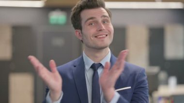 Mutlu İş Adamının Portresi Alkışlar, Alkışlar 