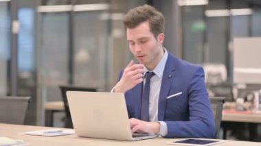 İşadamı Ofiste Dizüstü bilgisayarla çalışırken Düşünüyor