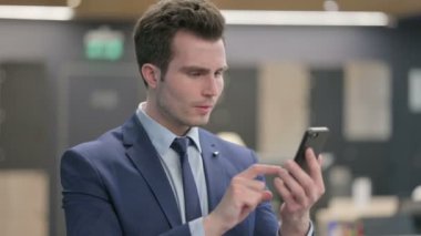 Smartphone 'da Kaybolan İşadamının Portresi