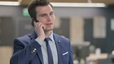 Smartphone 'da Öfkeyle Konuşan İşadamı Portresi
