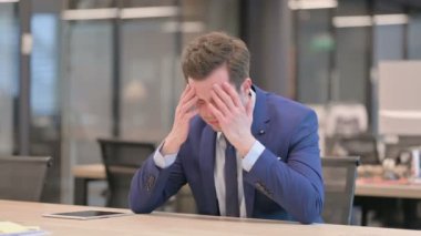 Ofiste otururken uykulu iş adamının başı ağrıyor