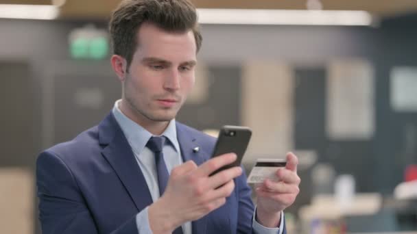 スマートフォンでオンライン決済を行うビジネスマンの肖像, — ストック動画