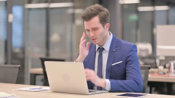 Бізнесмен має головний біль під час роботи на ноутбуці — стокове відео
