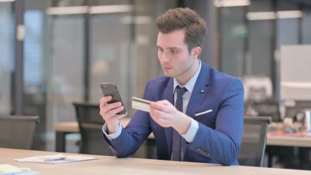 Uomo d'affari che effettua con successo il pagamento online su Smartphone — Video Stock