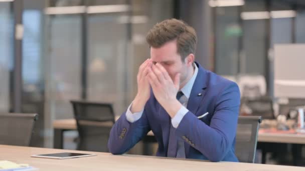 Verärgerter Geschäftsmann, der sich Sorgen macht, während er im Büro sitzt — Stockvideo