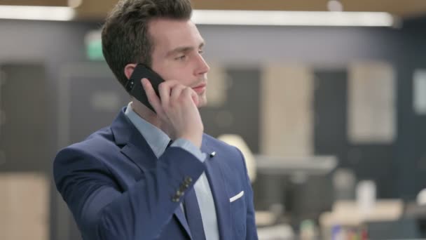 Porträt eines Geschäftsmannes, der am Telefon spricht — Stockvideo